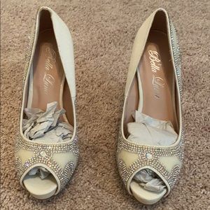 NWOT Nude bedazzled Bella Luna hills size 7